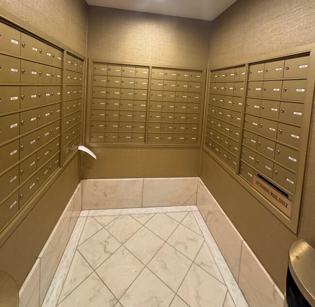 Building Photo - 111 E Chestnut St