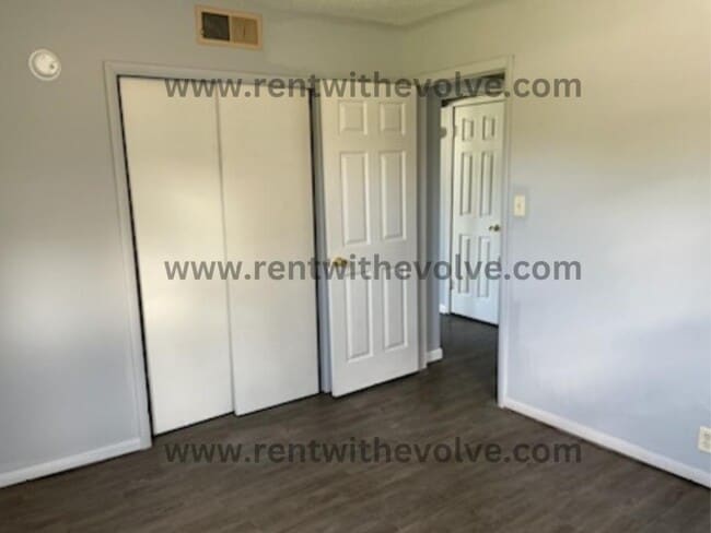 Foto del edificio - 225 S Angle St