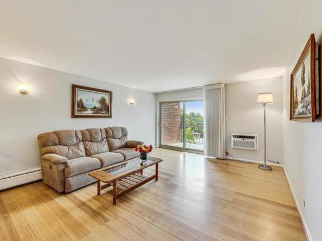 Foto del edificio - 16 E Old Willow Rd