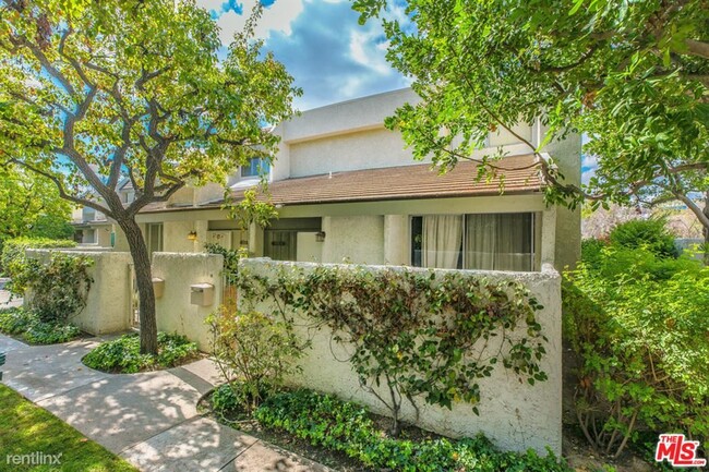 3 br, 3 bath Townhome - 11848 Moorpark St ... photo'