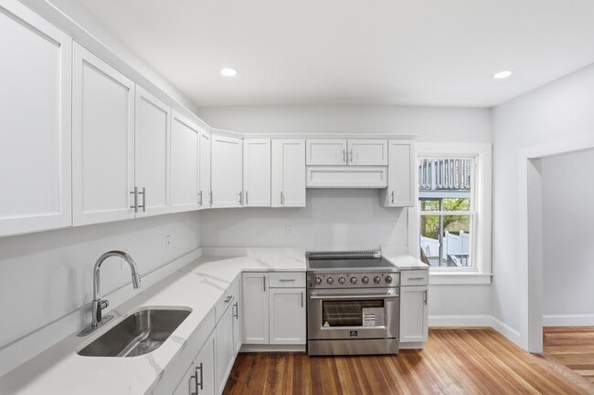 Building Photo - 53 Woodford St