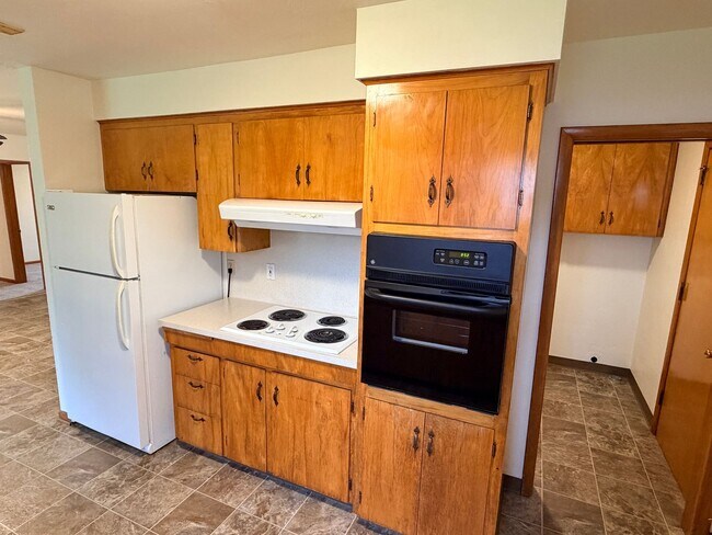 Foto del edificio - Three Bedroom Home with Covered Patio