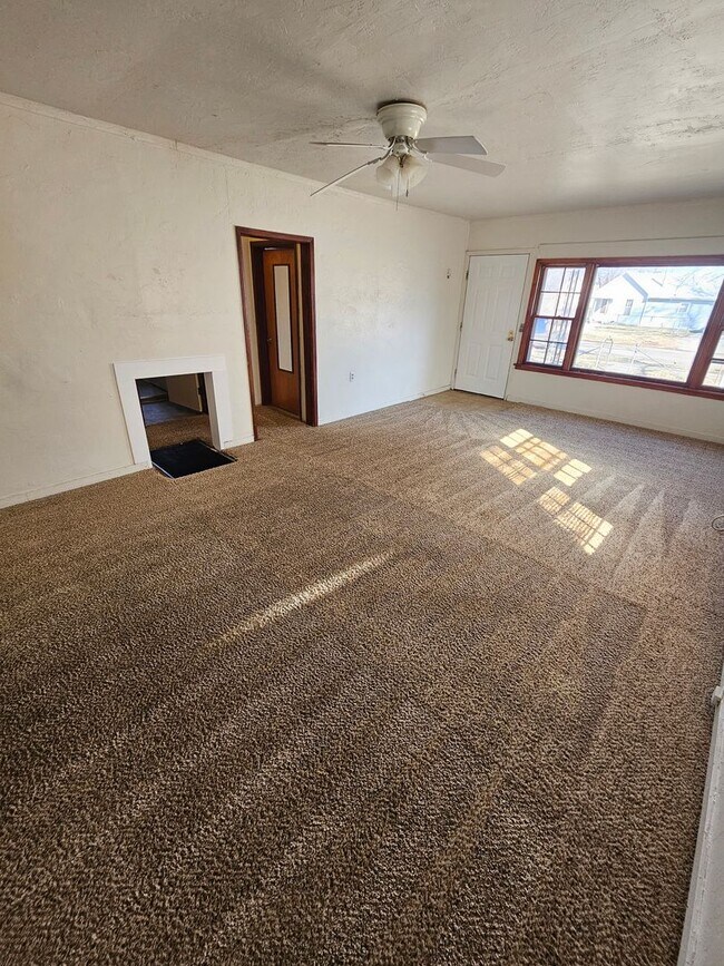 Building Photo - 3 Bed 1 Bath Single Family home with Garage