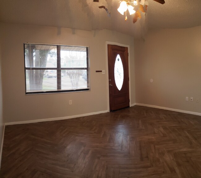 Building Photo - 805 Maple Ave