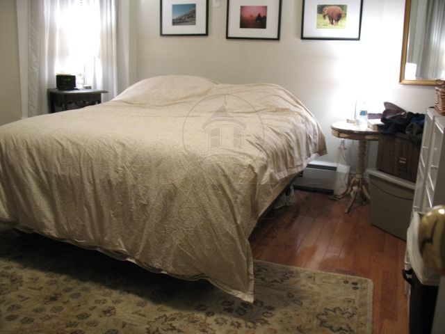 Building Photo - 27 1/2 Rossmore St