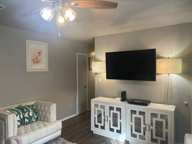 Building Photo - 3 Bedrooms Fully Furnished