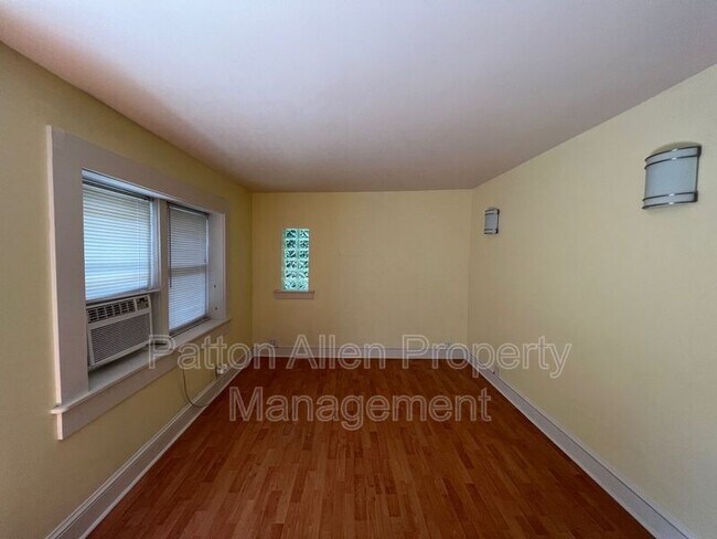 Foto del edificio - 10 Miller Rd E