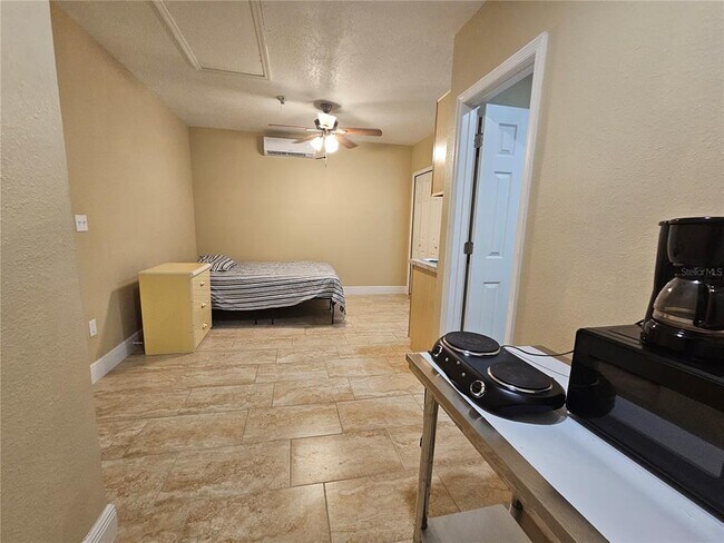 Foto del edificio - 2408 Lincolnshire Ct