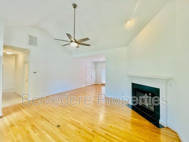 Foto del edificio - 7541 Strawberry Rd