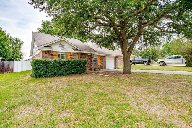 Foto del edificio - Cozy 3 Bed, 2 Bath Home Minutes Away from ...