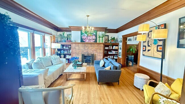 Foto del edificio - DREAM HOME! Spacious 3 BR + Sunroom/ 1.5 BA  in the Richmond area- AMSI