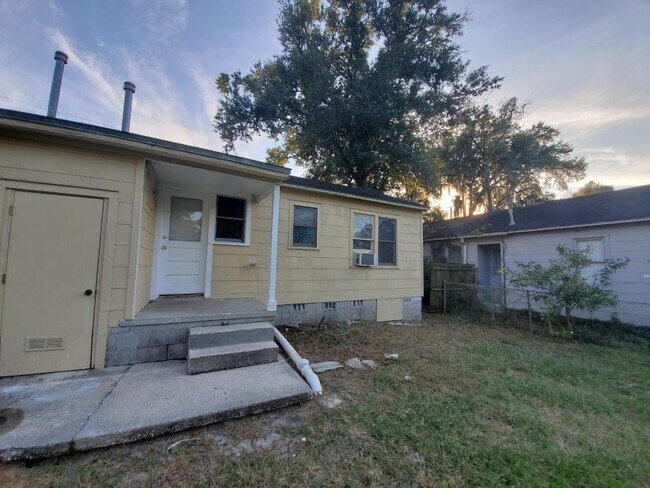Building Photo - Beautifully restored 1/1 unit - Available ...