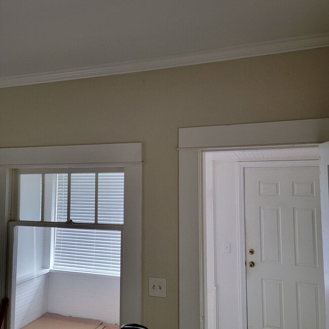 Building Photo - Charming 2-Bedroom House Near Downtown Oak Harbor