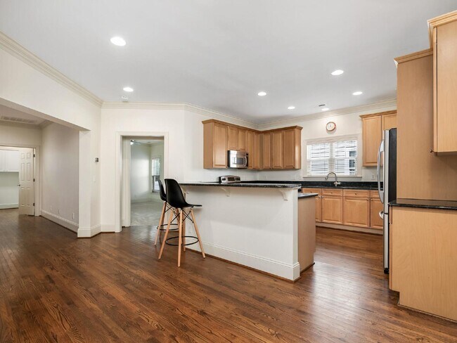 Foto del edificio - Super cute bungalow in Chantilly with rocking chair front porch!