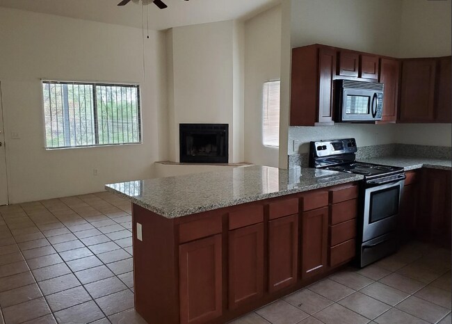 Cocina/Sala de estar - 516 E Waverly St