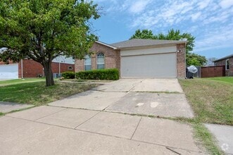 Building Photo - 2213 Willow Dr