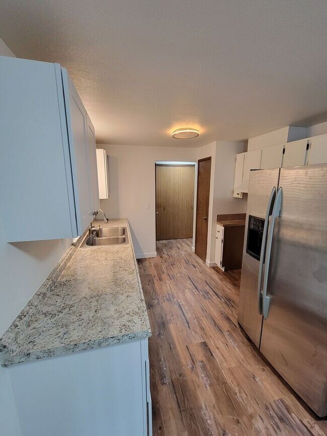Building Photo - West Olympia 2bdr 1.5bath Townhome w/ garage & parking