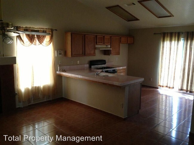 Foto del edificio - 3 br, 2 bath House - 925 Petunia St.