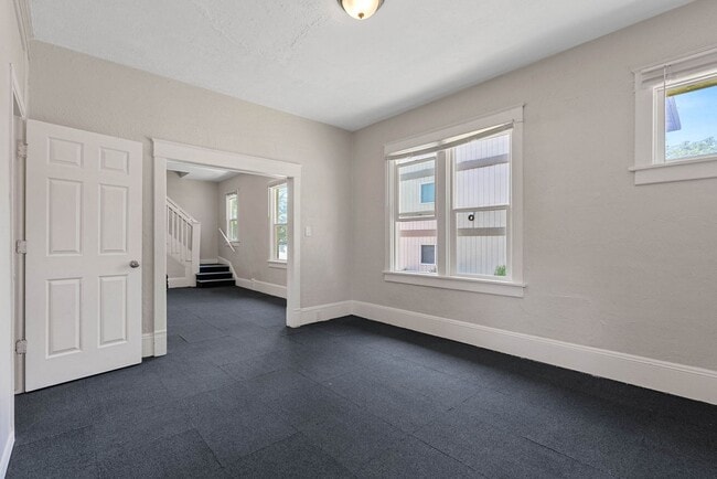 Building Photo - Renovated 5 Bed, 2 Bath House + Office EWU Off Campus Housing! AVAILABLE 7/20!