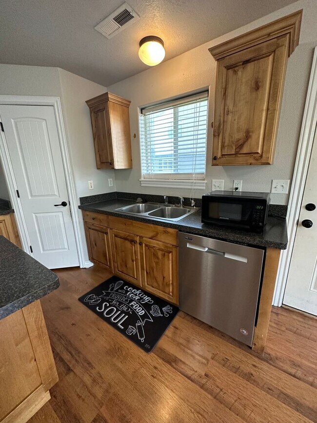 Building Photo - LEASE TAKEOVER-3 bed 1.5 bath townhouse in...