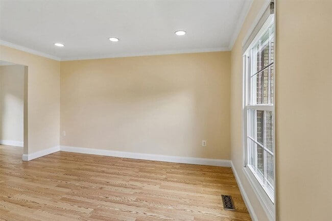 Building Photo - Lovely 2 BR Townhome off Wootton Parkway. Available NOW!