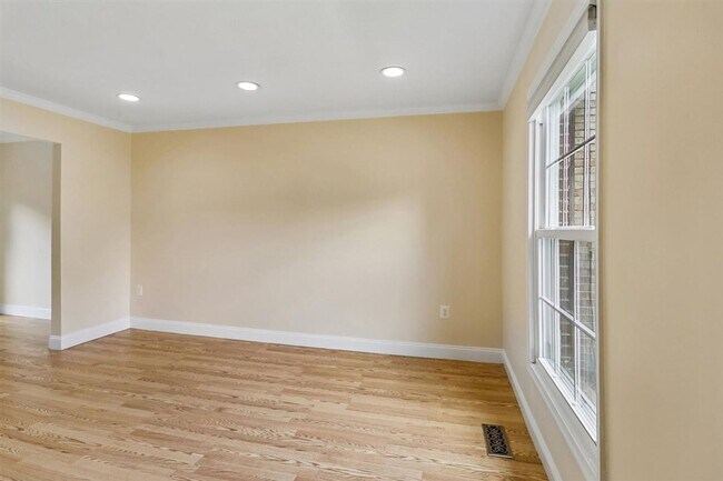 Foto del edificio - Lovely 2 BR Townhome off Wootton Parkway. Available NOW!