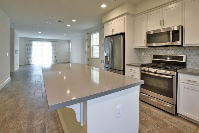 Building Photo - Gorgeous Tri-Level 3 bedroom 3.5 bath Town...