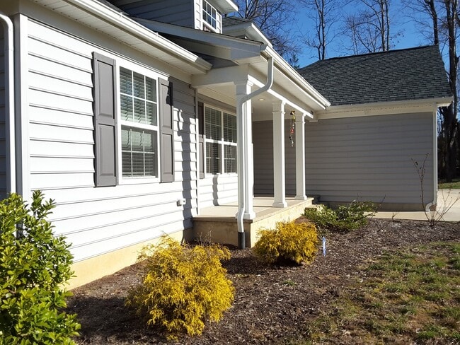 Building Photo - Country Living in Toano with Acres