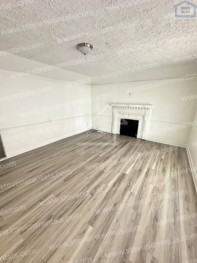 142 N Russell St Unit Main House, Portland, TN 37148 Room for Rent in