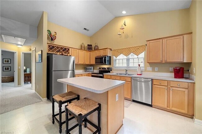 Building Photo - charming 3-bedroom, 2-bath home offering t...