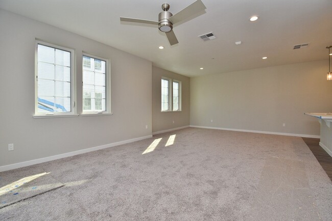 Building Photo - $4,290 / 4 BR - STUNNING NEWER MODEL TOWN HOME IN CENTRAL FREMONT