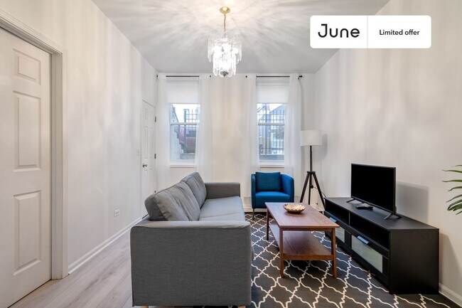 Building Photo - Private bedroom in 3 bed/1 bath Home