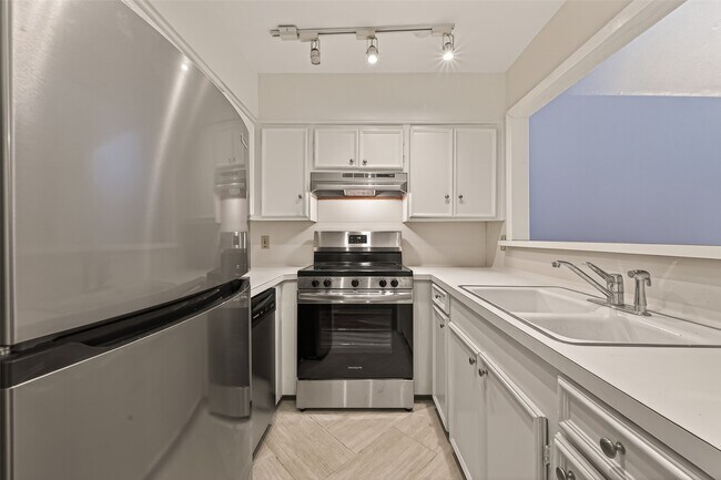 Building Photo - 615 Kipling St