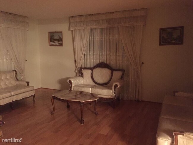 Foto del edificio - 3 br, 3 bath House - 23400-23450 vanowen st