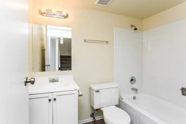 Building Photo - 212 Whitewater Dr