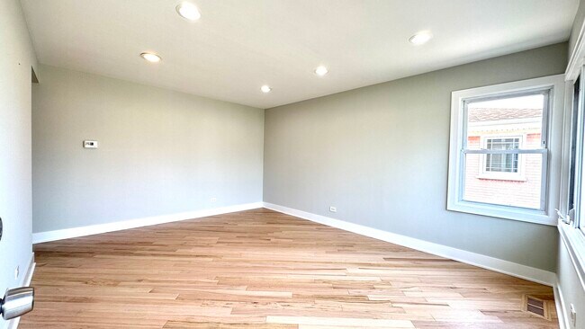 Foto del edificio - 4833 N Ozark Ave