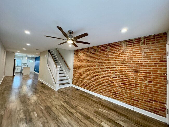 Building Photo - Modern 3-Bedroom Townhome with Fenced Back...