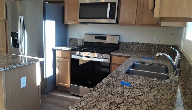 Foto del edificio - spacious 2 bedroom and 2.5 bath newer town...