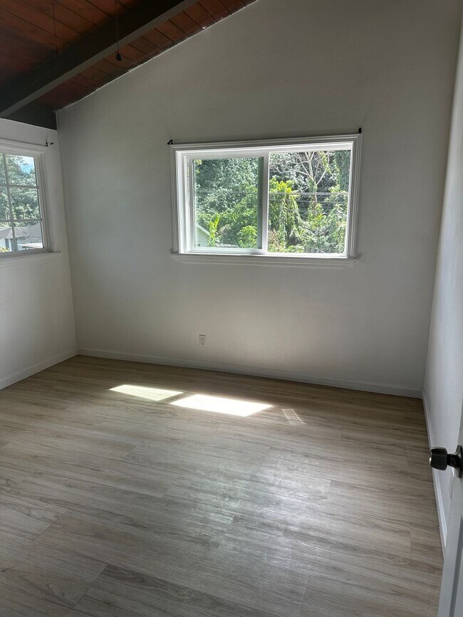 Foto del edificio - Upstairs 2 bedroom duplex in Kaneohe! 2 parking!