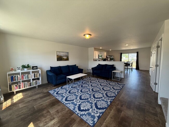 Foto del edificio - Spacious & Fully Furnished 5-Bedroom Colon...
