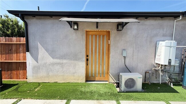 Foto del edificio - 7257 Wilbur Ave