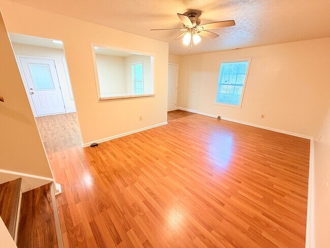 Foto del edificio - 2035 N Graham Ave