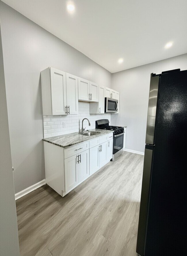 Foto del edificio - Newly Renovated 3-Bedroom Home with Modern Kitchen & Backyard