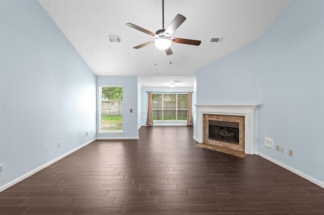 Foto del edificio - 3909 Greenwood Dr