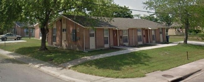 Building Photo - 924 Flores St