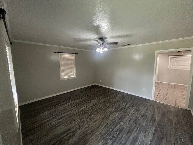 Building Photo - 912 Circle Dr
