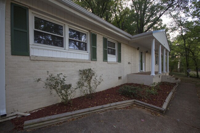 Building Photo - 1/2 off first month rent move in special