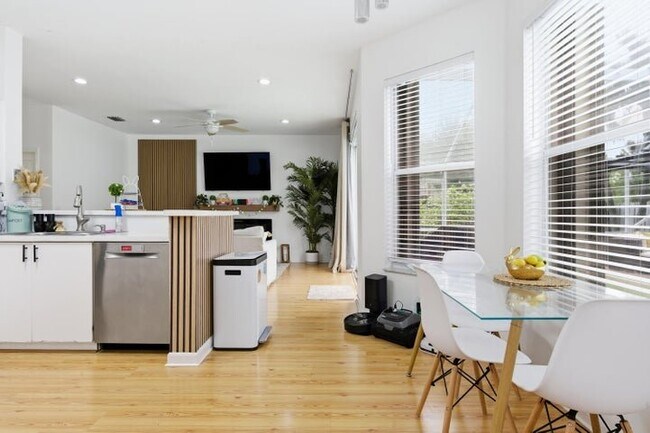 Foto del edificio - 7657 Thornlee Dr