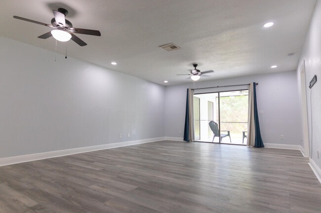 Building Photo - 1507 Lakeview Dr E