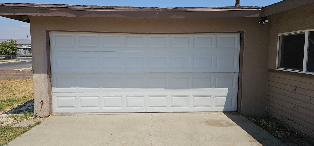 Building Photo - South Bakersfield Home 3 BD 1.5 BA